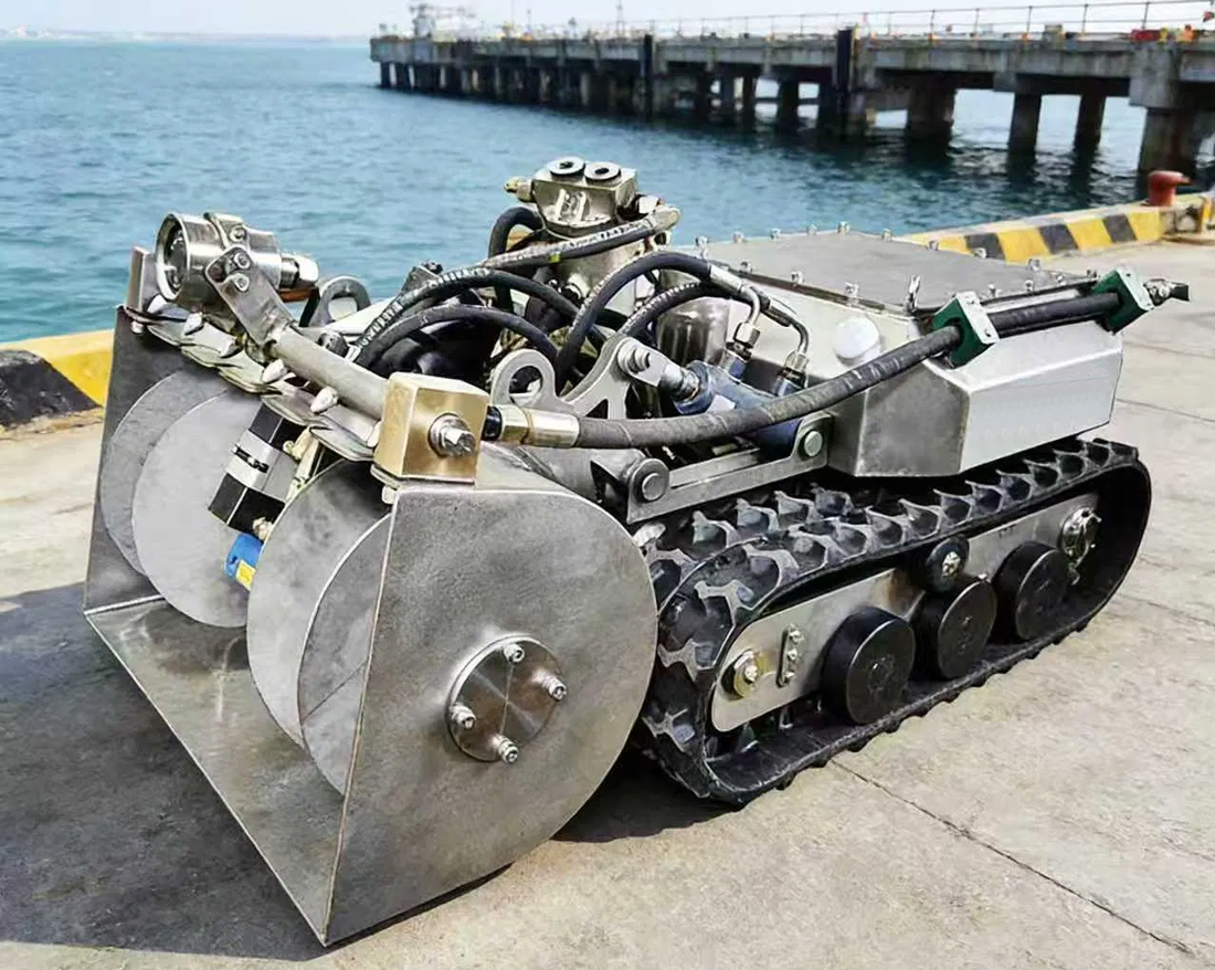 Dredging robot for crude oil sludge cleaning