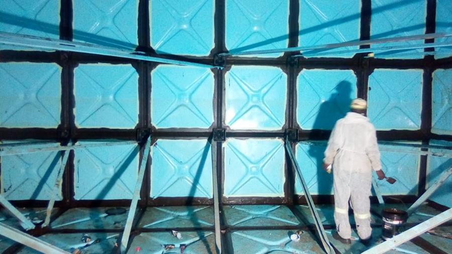 Applicator coating internal surface of sectional water tank