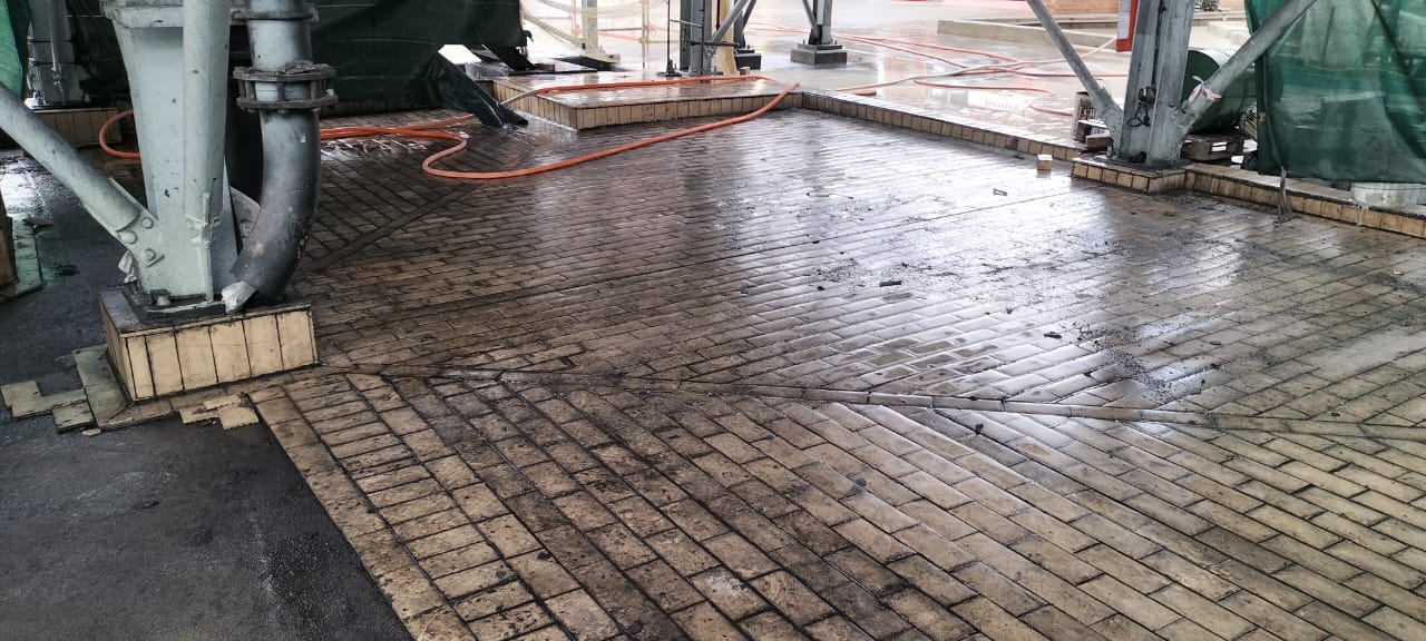 Acid-resistant brick floor lining in operation