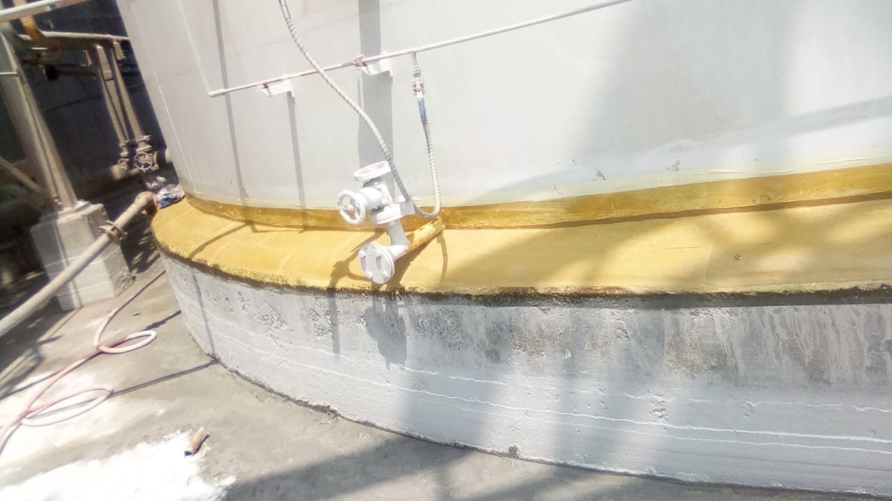 Tank base with epoxy fillet and concrete plinth interface