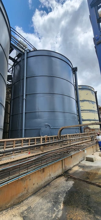 Storage tanks recoated in dark grey corrosion-protection system