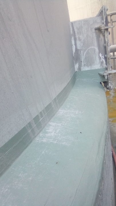 Internal tank wall with chemical-resistant coating