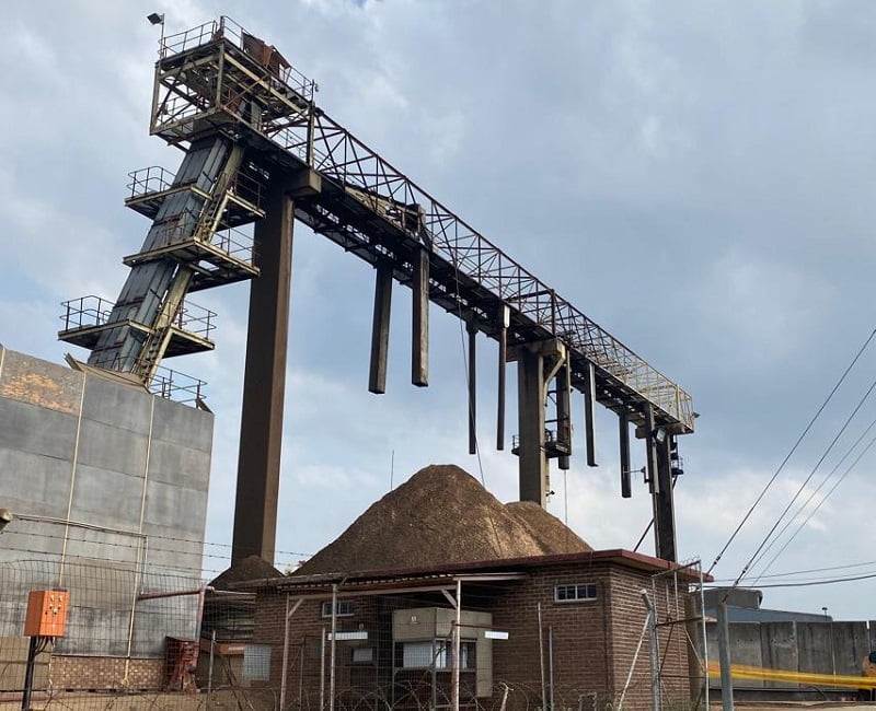 Bulk materials gantry and conveyor structure prepared for recoating