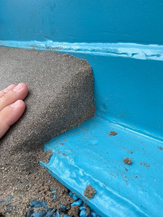 Bund stepped detail with quartz-broadcast lining