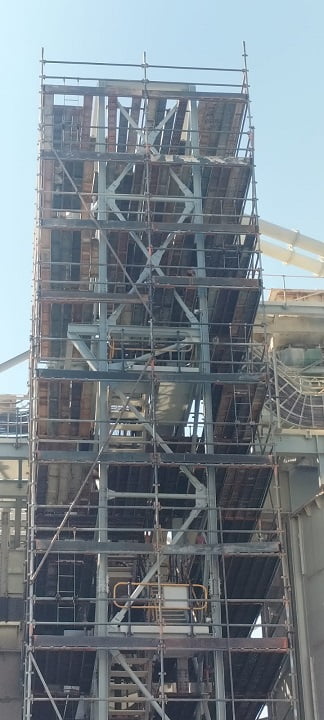 Full-height scaffold tower wrapping plant column for shutdown access