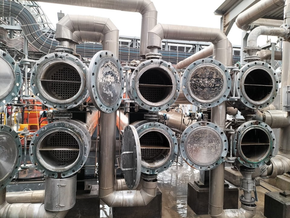 Bank of heat exchanger shells opened for UHP tube cleaning
